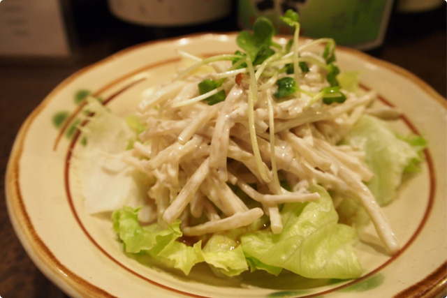 ごぼうサラダ。しゃきしゃきとくせになる味。地鶏との相性がいいよ！