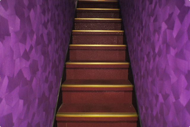 扉を開けると怪しげな紫色の階段が、、
