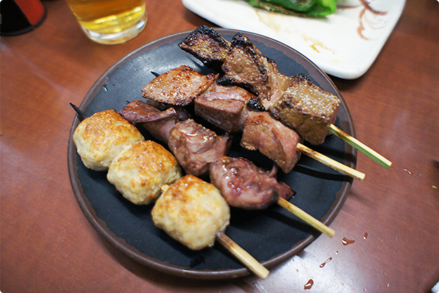 まずは当然もつ焼きを！『つくね』、『ハツ』、『レバー』