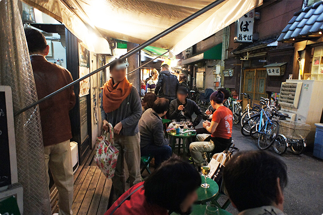 沢山の人で非常に賑わっている店先が気になりフラッと入店。