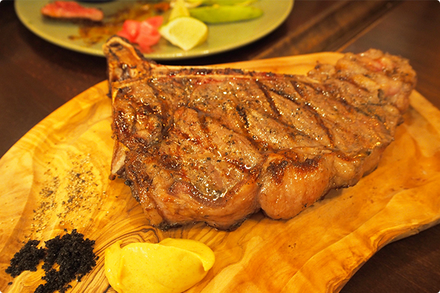 Lボーンステーキ！やっぱり肉もいくよね～。厚みのある肉を程よくレアで焼いた肉。付け合せのソースと肉汁絡ませて一口がたまらないです！