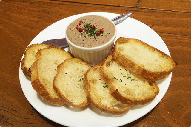 最初のつまみは大山鶏のレバーペースト