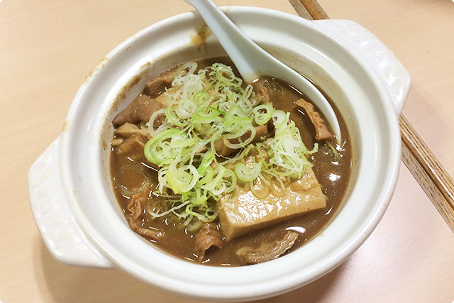 豆腐がドカッと入っているもつ煮