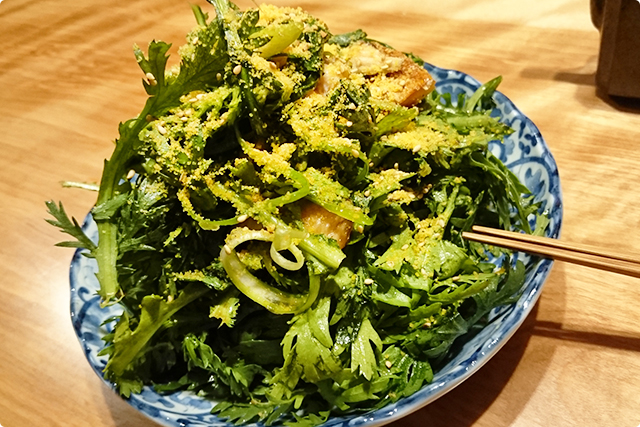春菊と燻製鮭ハラスのサラダ 1,050円