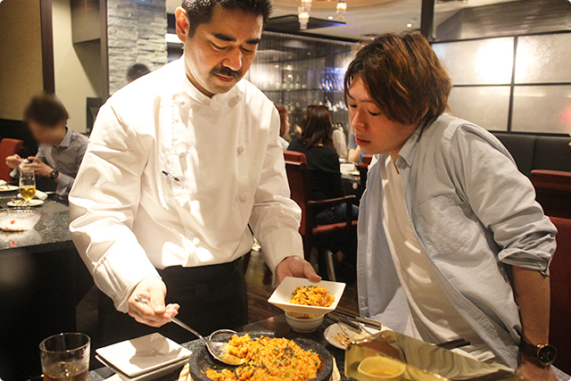 愉快なスタッフさんがお取り分けしてくれます。牛さんは早く食べたくて席を立つ。