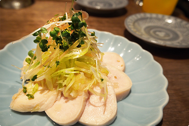 みょうがとかいわれがねぎソースによく合うね！柔らかい大山鶏のうばいあいになるよ！