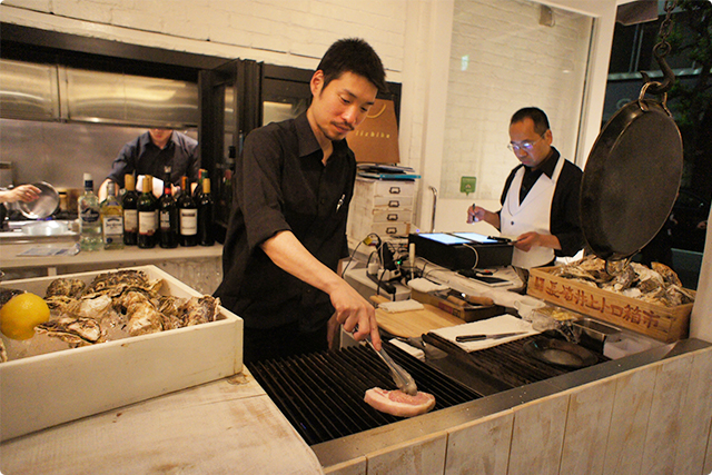 豪快に焼き上げるBBQ料理はこちらで調理されているようです！