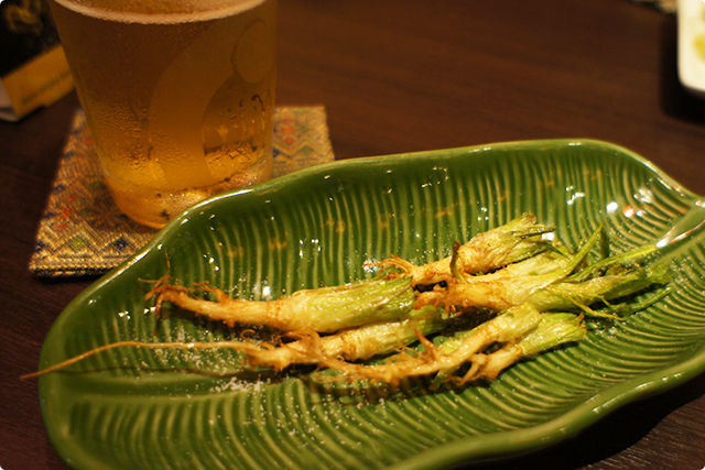 それがこれ！『パクチーの根っ子（素揚げ）』