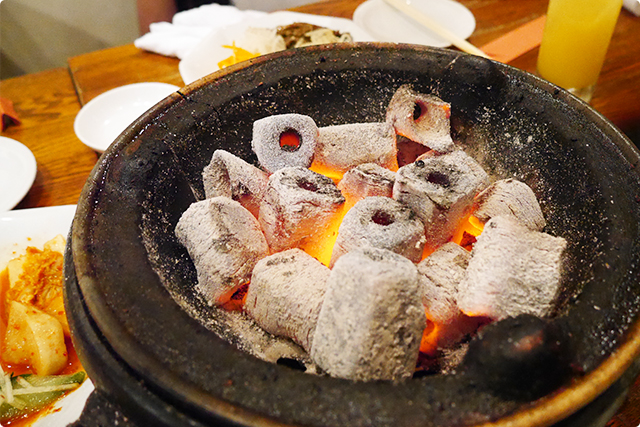 テラス席などのオープンエアでは炭火で焼肉が楽しめます♪