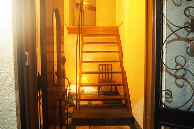 扉をあけて階段を登ると入り口