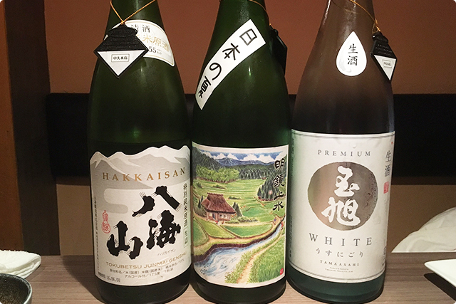 多種多様な日本酒。近くにあったこちらの3種からいただきました！