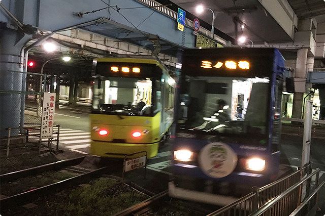 横断歩道の上を電車が走るという光景ね。