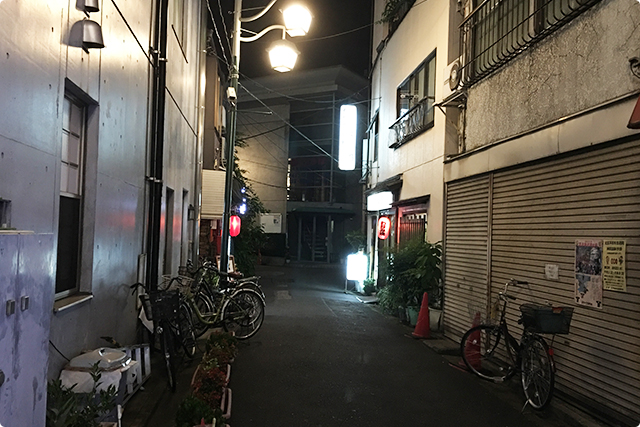 王子駅の横丁のような路地を歩くと赤ちょうちんが見えてきました。