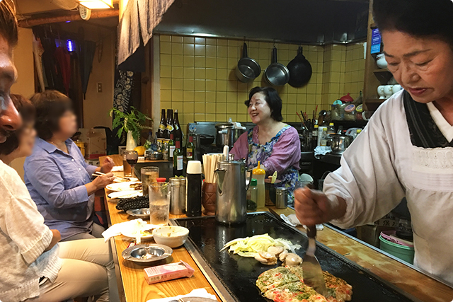 カウンターでお話しながら焼き上がりを待つよ！