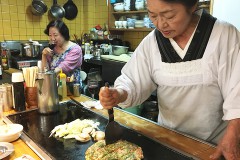 【よし乃 よしの】王子駅に60年続く老舗お好み焼き屋