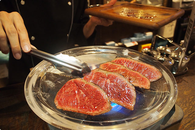 美味しそうだけどさ！水晶プレートの意味あるの！？笑