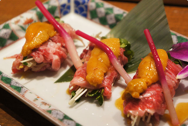 というわけで悩んだあげく最初に頼んだのは『にいがた和牛の三陸産うに巻き』980円