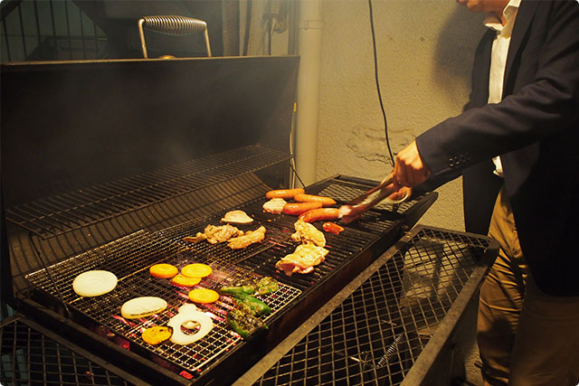 結構大きなバーベキューグリルに肉、野菜、魚介を大胆に焼きまくり！