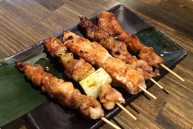 香ばしい匂いのする焼き鳥が食欲をそそります。