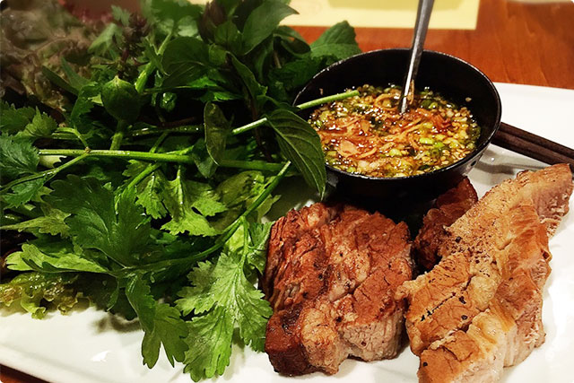 『茹で豚のベトナムスタイル』にも、盛りだくさんのハーブや野菜。