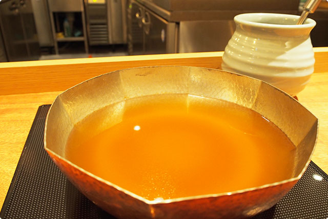 見てこの黄金色のスープ！