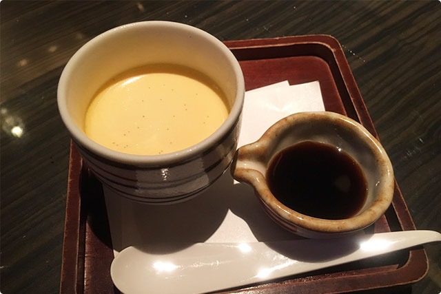 『抹茶のプリン 自家製黒蜜をそえて』