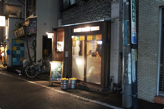 お店の外観です。路地を曲がると見えてきますよ。