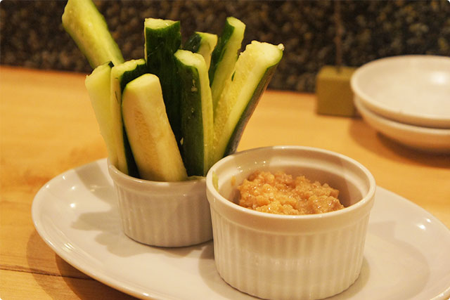 そして最初に出てきたのはお通しの『キュウリとズッキーニの野菜スティック　肉みそ添え』