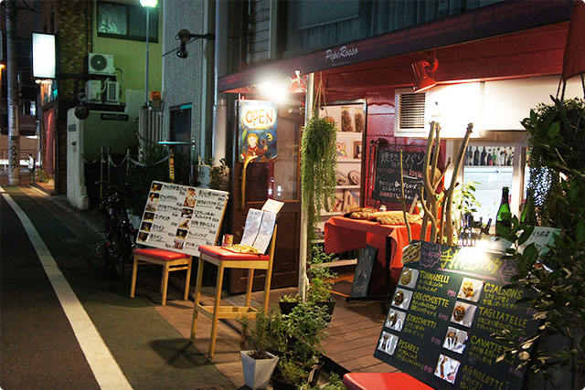 三軒茶屋駅南口A出口から徒歩3分ほどの所にあります。駅近です。