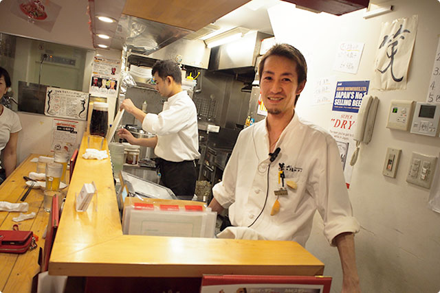 1階のカウンターの脇を通り～（1階のお客さんのテンションは最高潮でした！そして優しい店員さんも！）