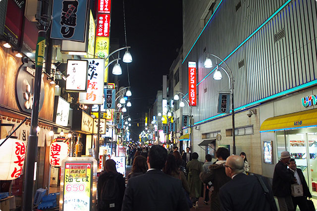 さすが新橋、夕ご飯時間の人波がすごい