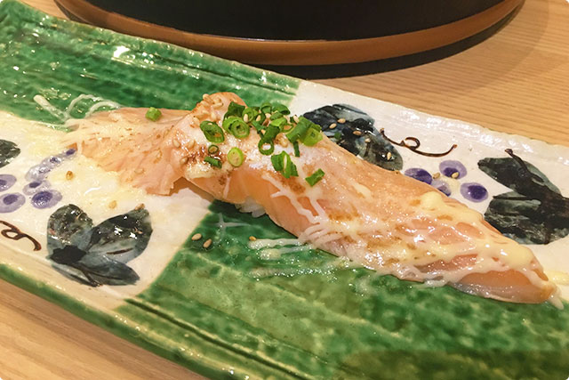 『炙りジャンボサーモン』　￥298 Seared Jumbo Salmon