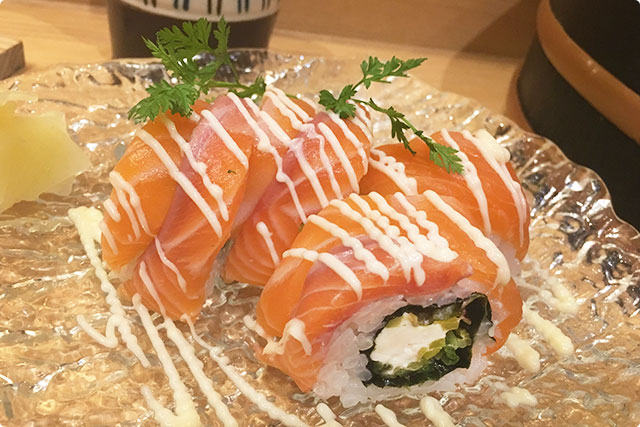 『サーモン＆クリームチーズロール』 Salmon＆Cream cheese rollを注文。