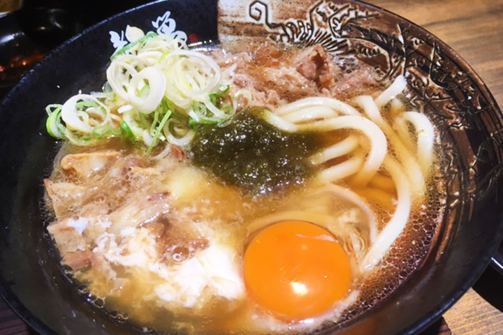  お店（海老蔵も）イチオシ！『スタミナかすうどん』