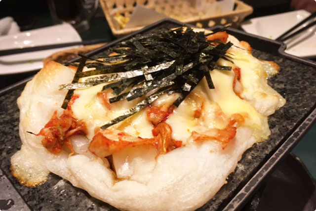 二つ目は『とろけるチーズの金さんちの焼き餅』